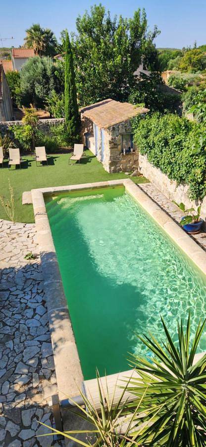 Location de vacances pour 2 personnes, avec Terrasse et Jardin ainsi que Piscine et Vue à Nissan-lez-Enserune
