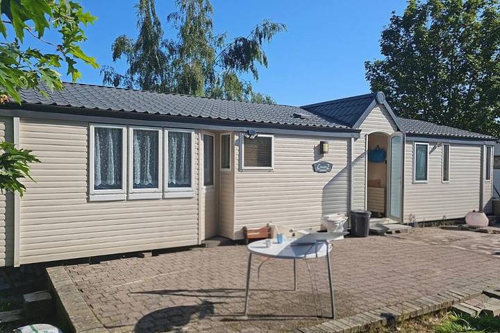 Camping pour 6 personnes, avec jardin ainsi que piscine et terrasse