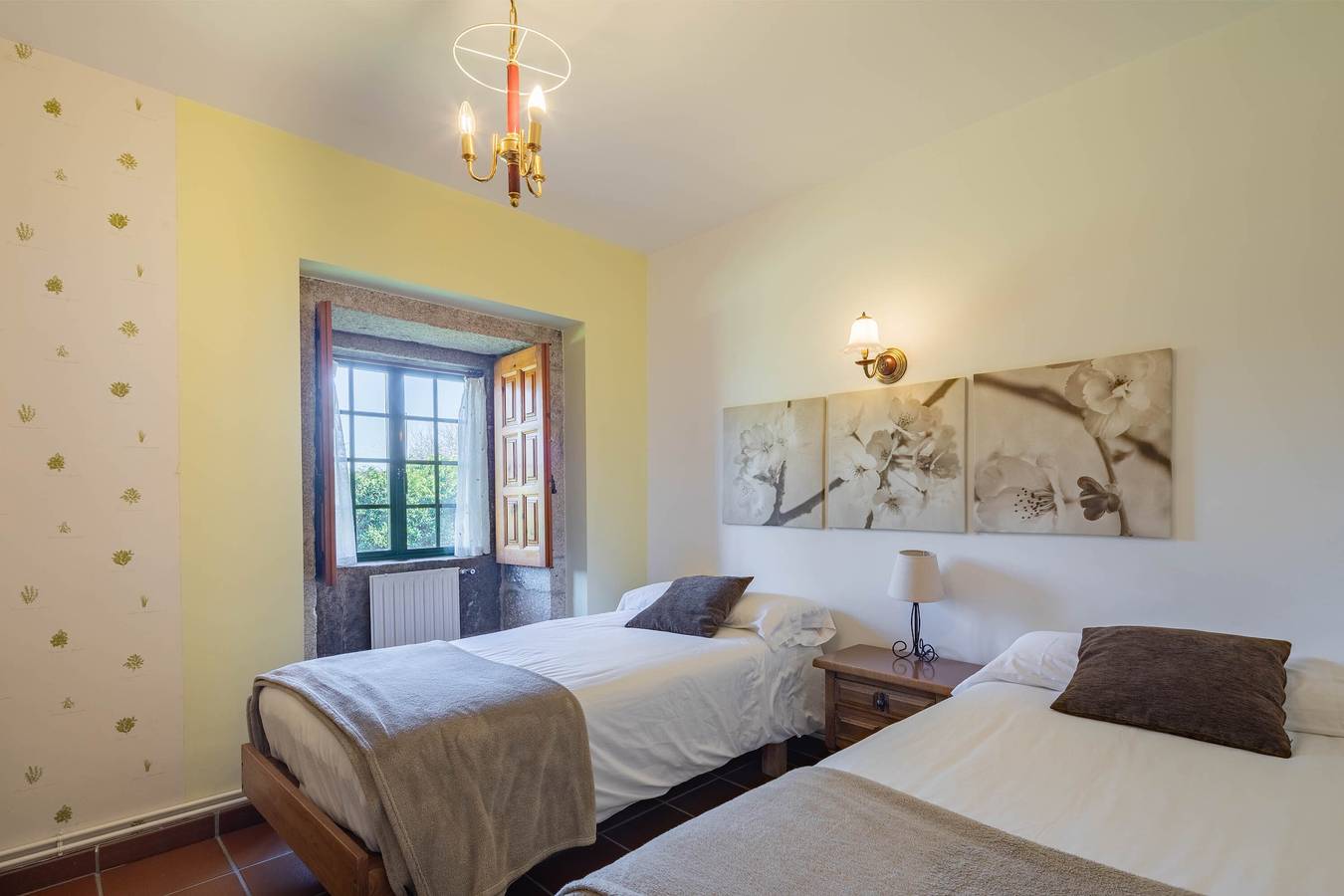 Bed and Breakfast 'Habitación Doble 2' with Mountain View, Shared Pool and Wi-Fi in Tui, Pontevedra Province