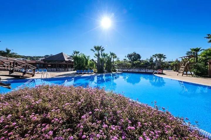 Camping pour 4 personnes, avec piscine et terrasse, adapté aux familles sur la Costa Dorada - 2