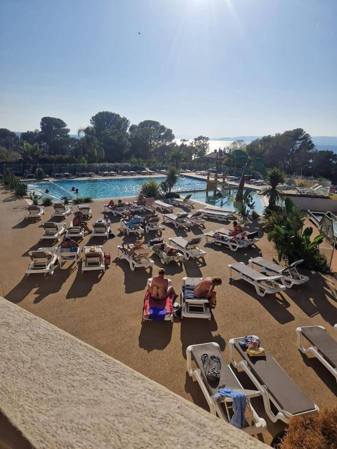 Location de vacances pour 6 personnes, avec jardin ainsi que piscine et vue, adapté aux familles dans Plage D Aigue Bonne - 4