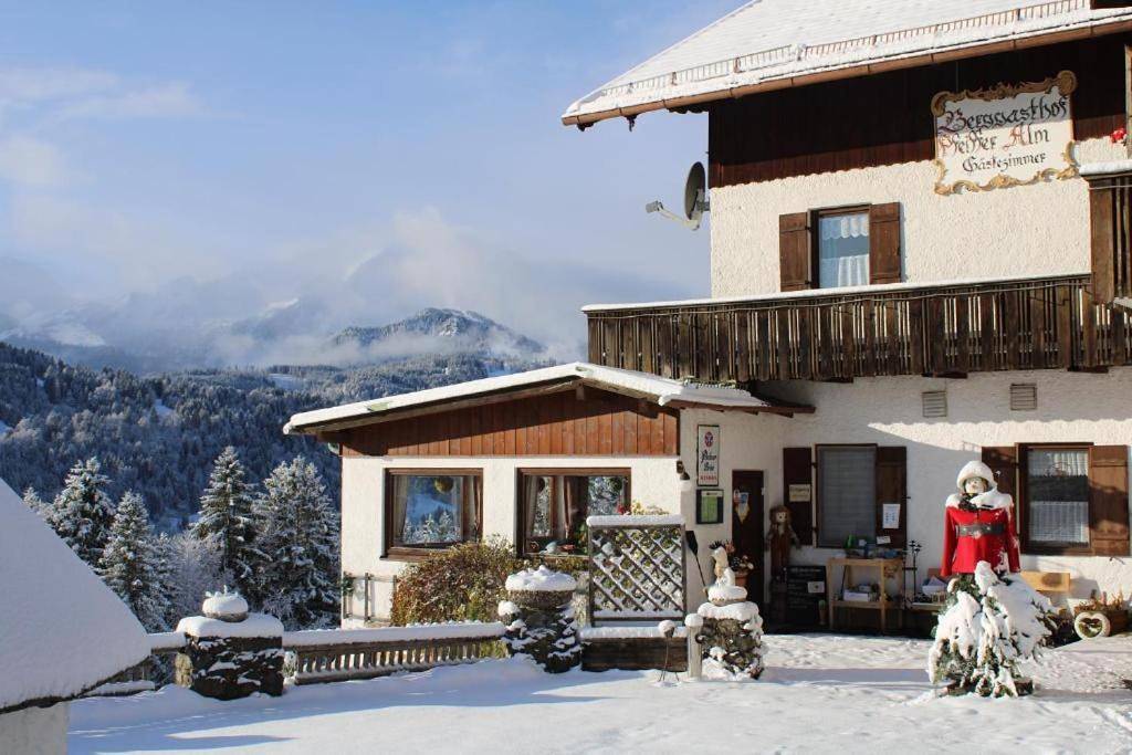 Pfeiffer Alm mit Blick auf die Zugspitze in Garmisch-Partenkirchen, Bayerische Alpen