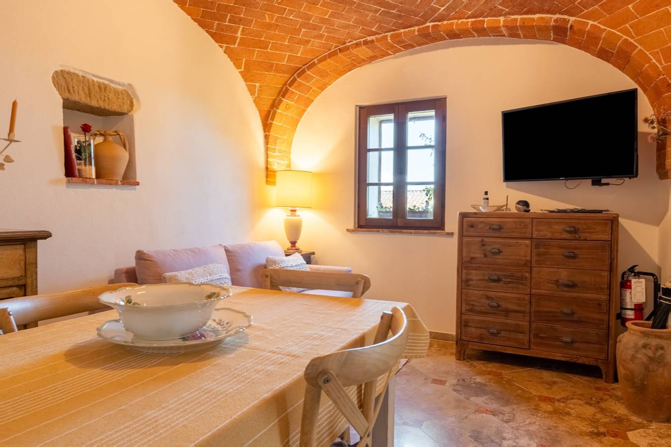Ganze Wohnung, Apartment 'La Torre' mit Balkon, Wlan und Klimaanlage in Torrita di Siena, Chianti
