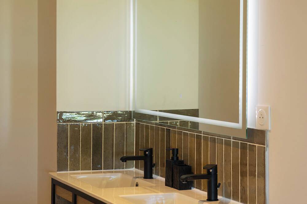 Renovated farmhouse with swimming pool, pétanque and country views in Coufouleux, Albi region