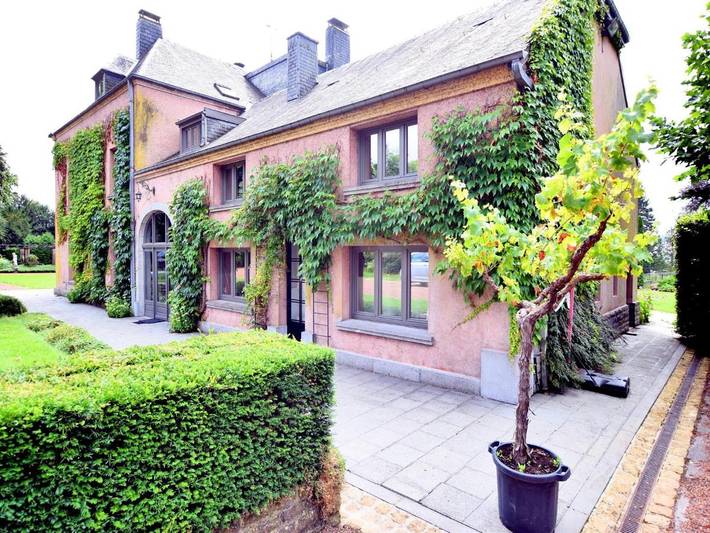 Maison de vacances pour 32 personnes, avec Jacuzzi et Terrasse ainsi que Jardin et Sauna dans Jamoigne