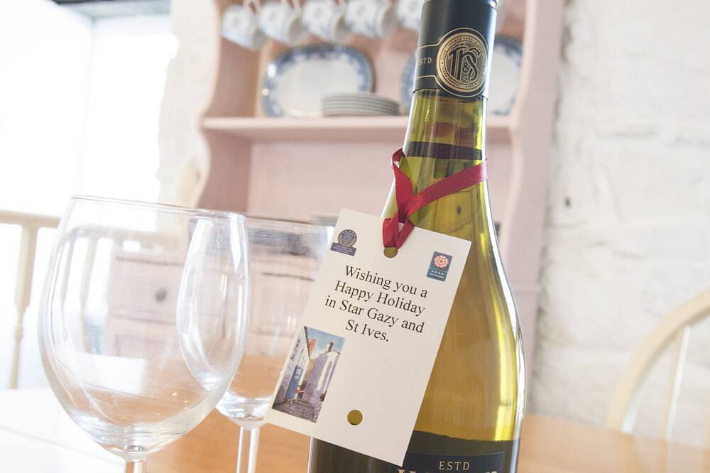 Charming Cottage 50 Mtrs from Porthmeor  Beach for up to 6 people. With parking in St. Ives, Cornwall