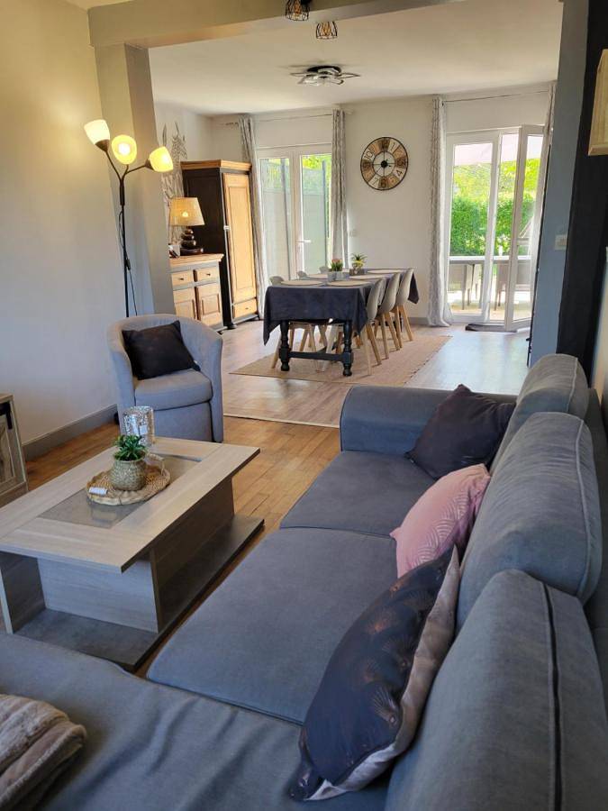 Location de vacances pour 7 personnes, avec Terrasse ainsi que Jardin et Piscine dans Celon