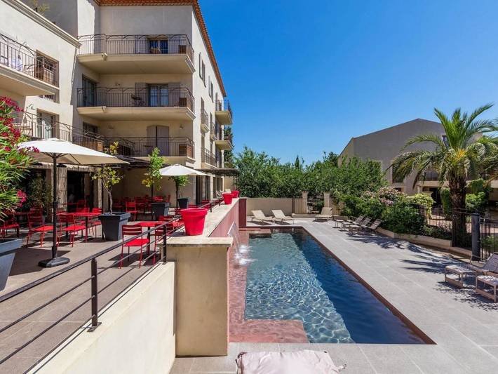 Hôtel pour 2 personnes, avec Jacuzzi et Terrasse ainsi que Jardin et Piscine