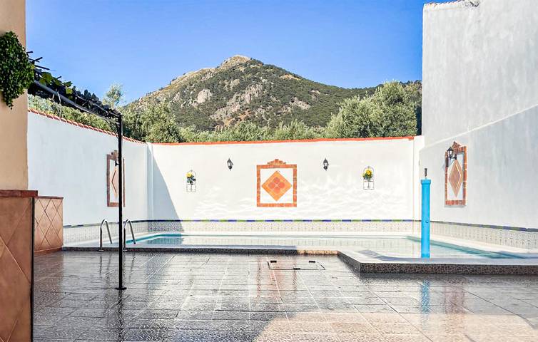 Encantador apartamento de 2 dormitorios con piscina, wifi y cerca de los lugares de interés de Rute in Rute, Sierras Subbéticas