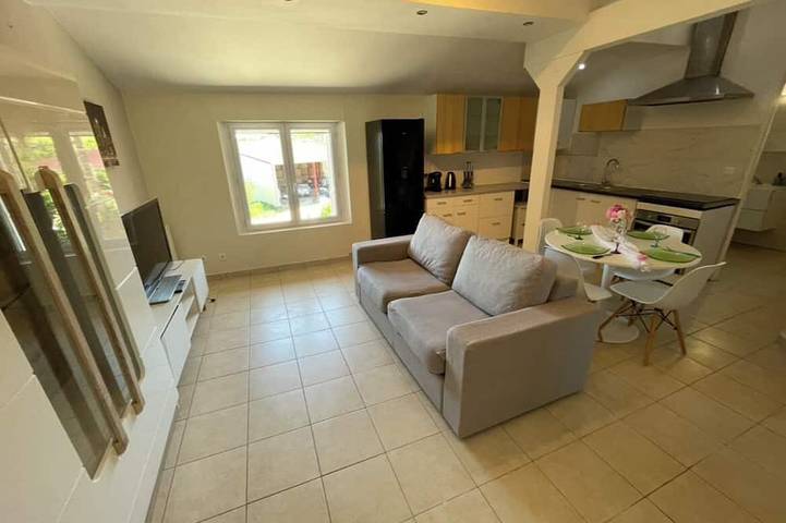 Ganze Wohnung, 50 sqm apartment in Vaugneray - Quiet, nature and comfort 18 km from Lyon in Vaugneray, Lyon und Umgebung