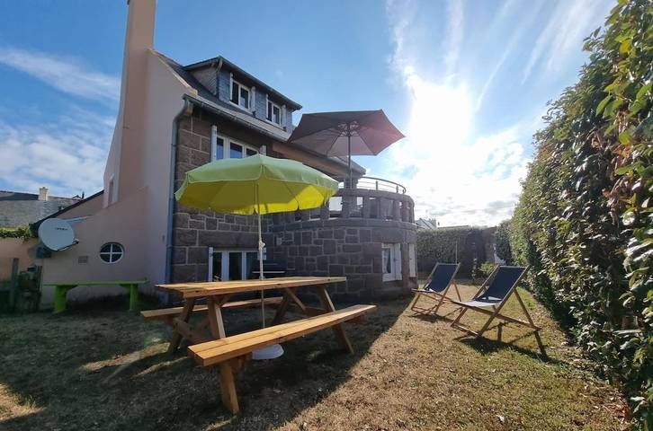 Location de vacances pour 9 personnes, avec vue ainsi que terrasse et jardin, animaux acceptés dans Plage De La Greve Des Cures Tregastel - 2