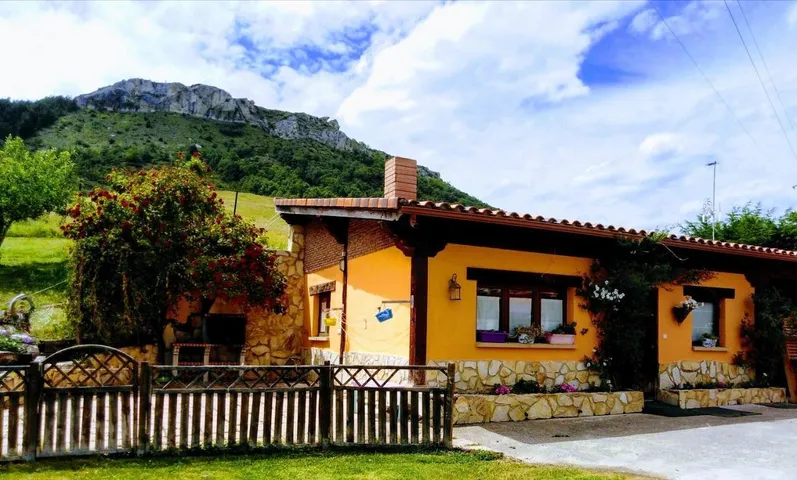 Casa de vacaciones para 3 personas, con vistas además de piscina y jardín - 1