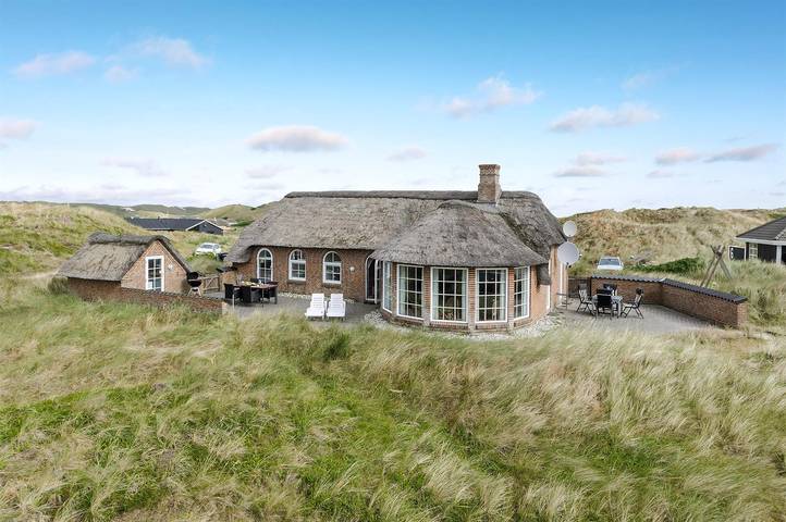 Ferieudlejning for 8 personer, med terrasse og jacuzzi samt sauna i Haurvig