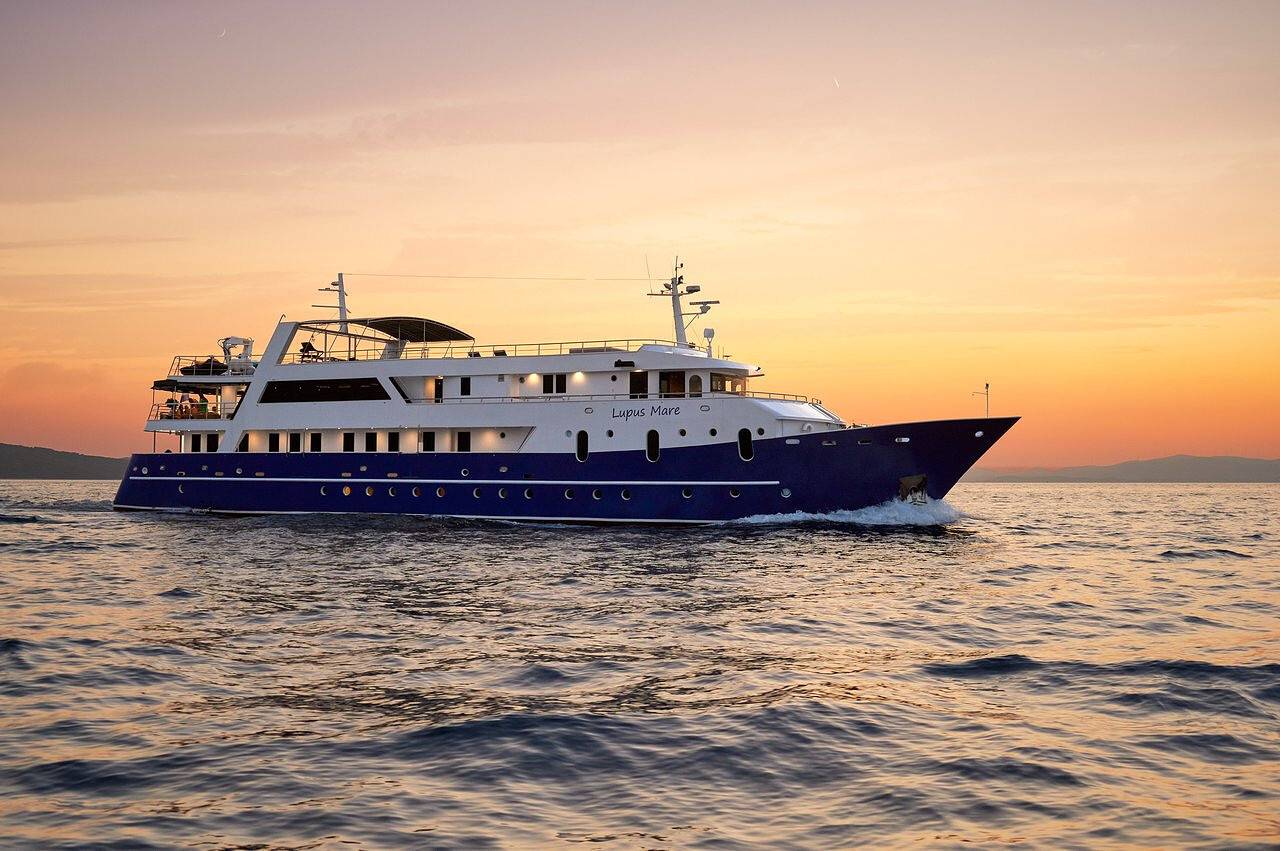 Barco para 26 personas con jacuzzi in Split, Condado de Split-Dalmacia