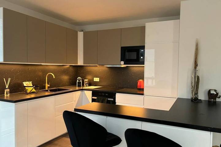 Location de vacances pour 6 personnes, avec jacuzzi ainsi que piscine et jardin à Aubervilliers