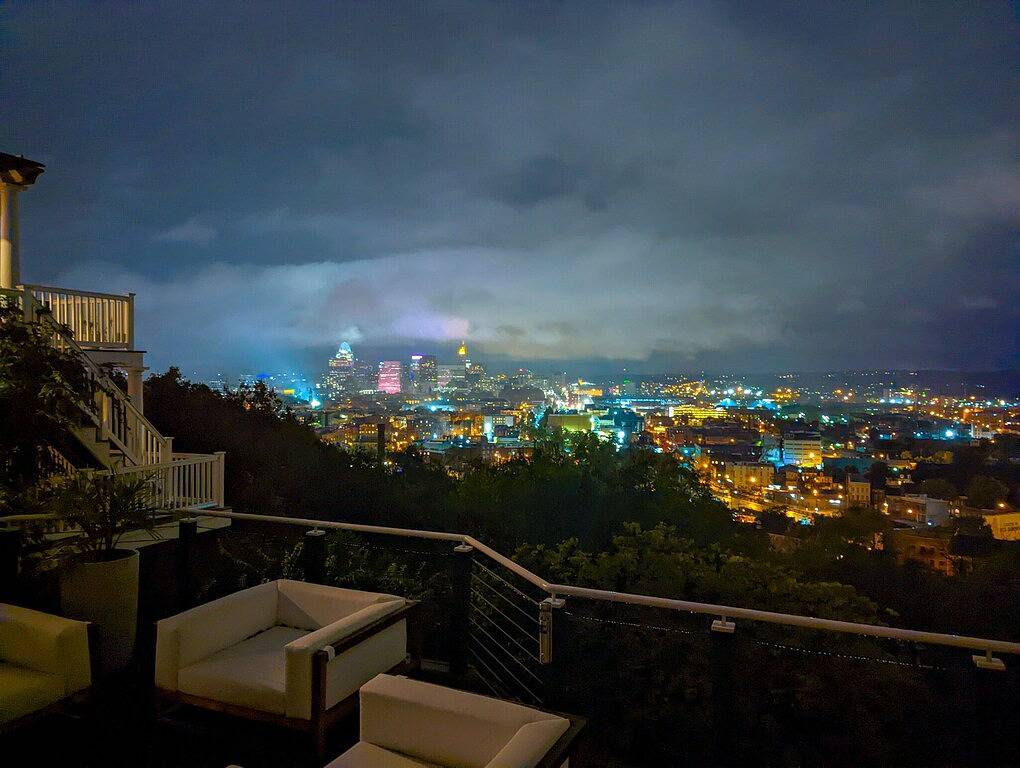 3 Decks W/City Views, Hot Tub, Theater Rm, Garage in Cincinnati, Hamilton County (OH)