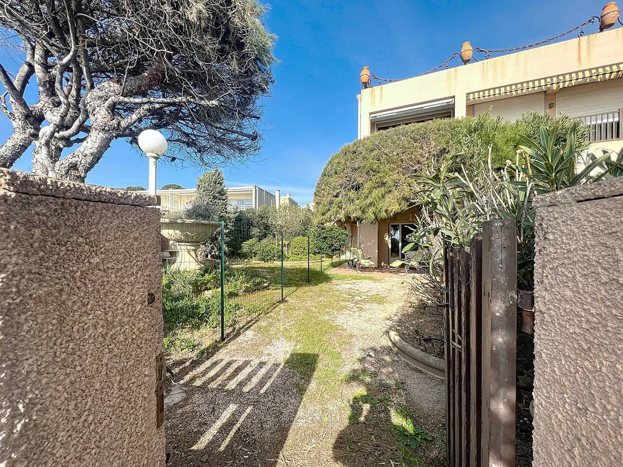 Appartement entier, Appartement T3 avec jardin, accès direct plage in Les Lecques, Saint-Cyr-sur-Mer
