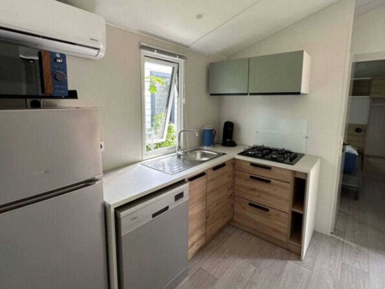 Cozy mobile home with terrace - 4 people in Challes-les-Eaux, Chambéry region