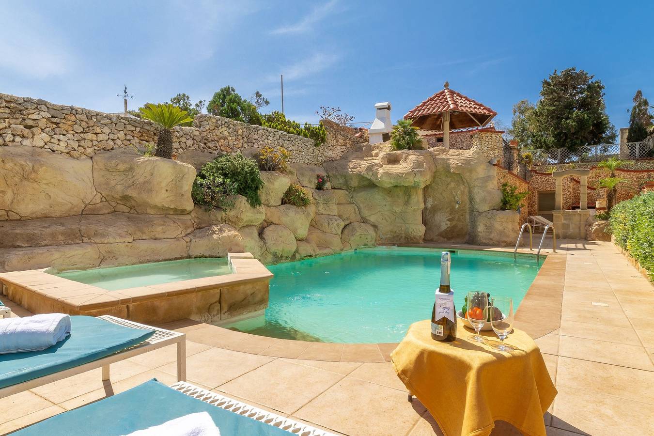 Geheel appartement, Villa & Pool Apart 3 in Mellieha Bay in il-Mellieha, Mellieha