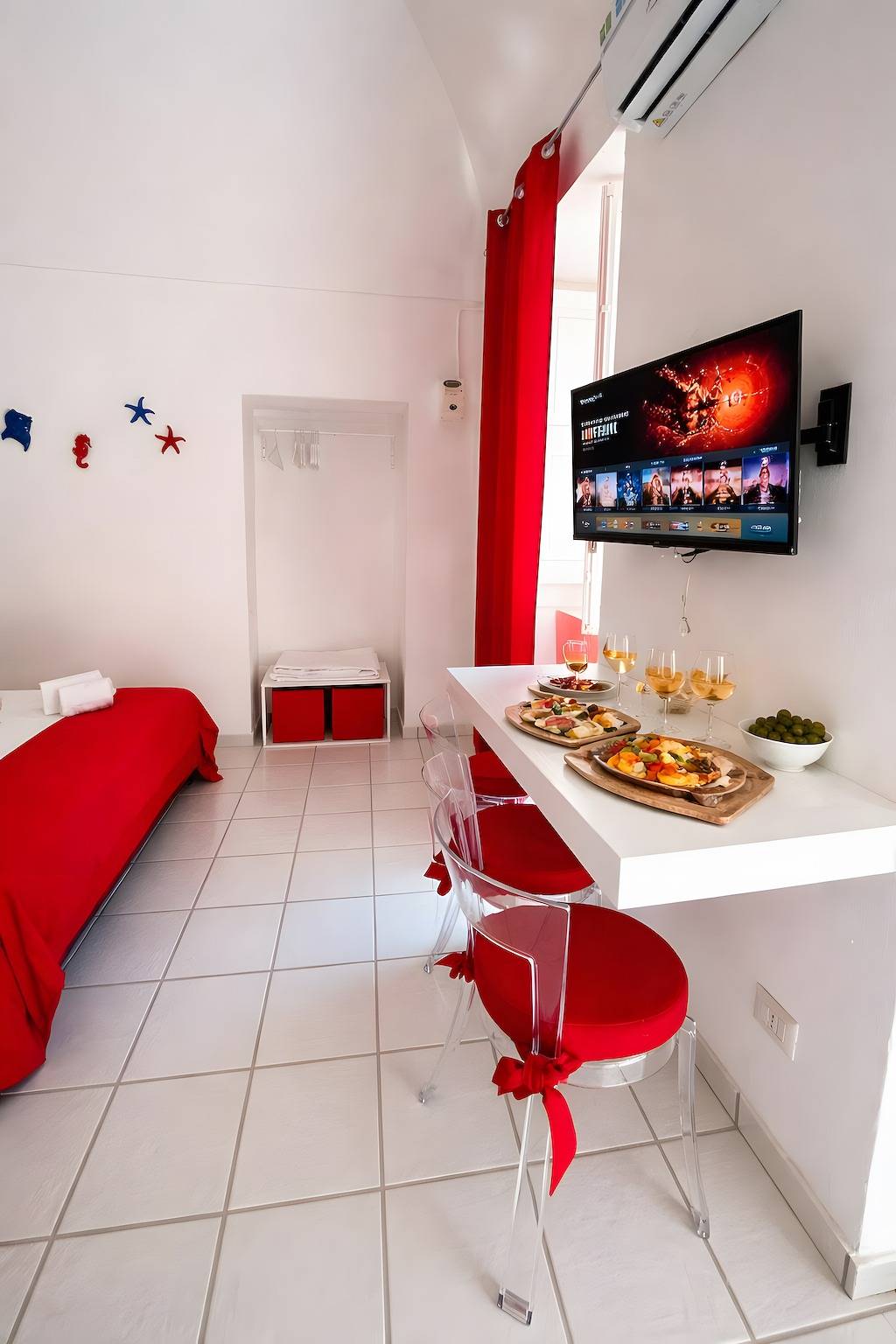 Ganze Wohnung, Apartment „Red Room“ mit Bergblick, Wlan und Klimaanlage in Meta, Sorrento Coast