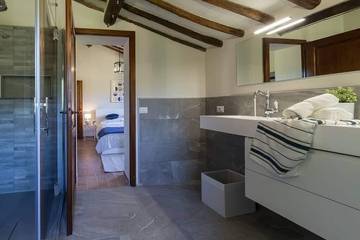 Villa for 6 Guests in Montepulciano, Chianti, Picture 3