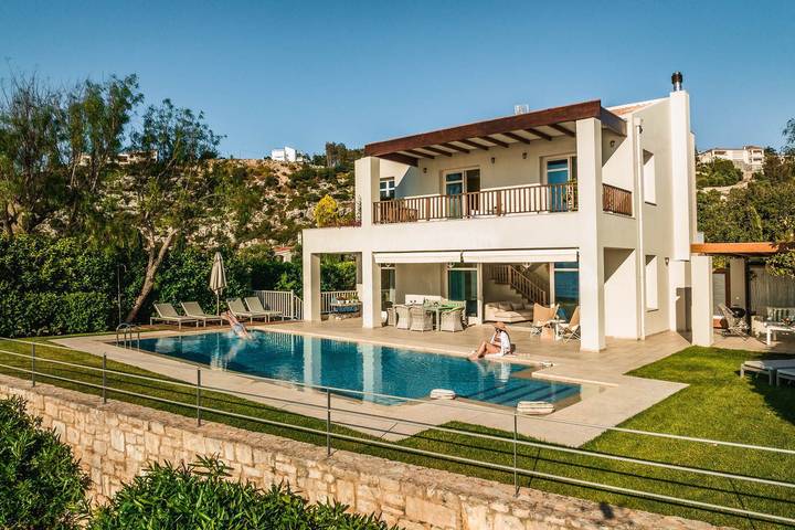 Villa for 6 people, with Hot tub and Terrace as well as Garden and Pool in Almyrida