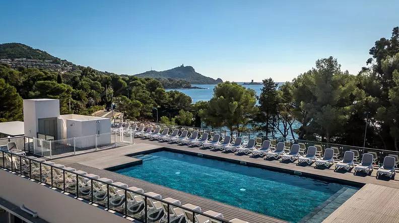 Gîte pour 4 personnes, avec piscine, animaux acceptés dans Plage de Boulouris