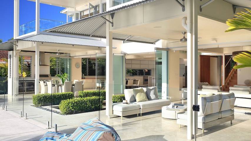 Holiday home for 12 people, with hot tub and terrace in Noosa