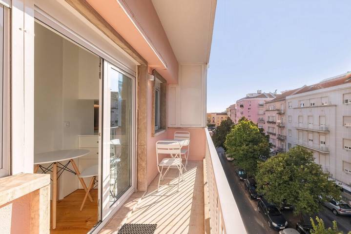 Ganze Wohnung, Ferienwohnung für 2 Personen mit Balkon in São João de Deus, Lissabon
