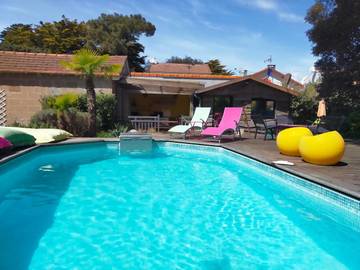 Gîte pour 2 personnes, avec piscine ainsi que vue et jardin dans Plage des Rochelets