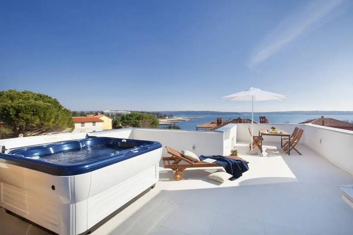 Villa für 8 Personen, mit Balkon und Terrasse sowie Garten in Novigrad