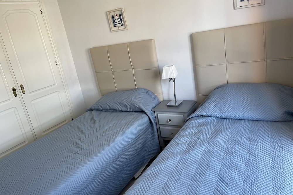 Ganze Wohnung, Moderne komfortable Penthouse-Wohnung mit drei Schlafzimmern mit herrlichem Meerblick in Buenas Noches, Estepona