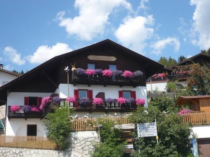 Ferienwohnung für 10 Personen, mit Balkon und Terrasse sowie Garten und Ausblick in Meransen