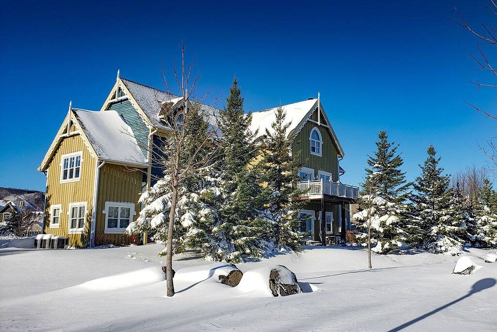 Ganze Wohnung, Beautiful Home w/ Free Wifi, Fireplace, Private Washer/Dryer, and Shared Pool in Blue Mountain (Ontario), Huronsee (Kanada)