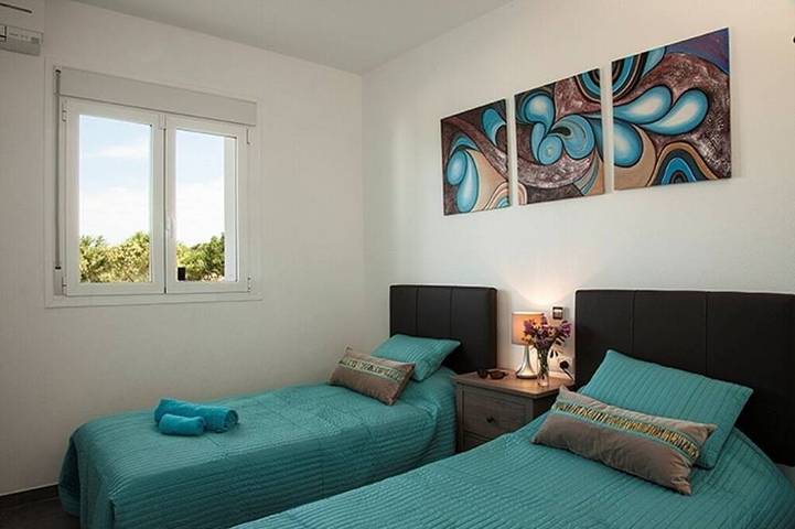 Neue zeitgenössische Villa, privater Pool, Klimaanlage, WLAN, Freeview und Ruhe! in Binibeca, Sant Lluís