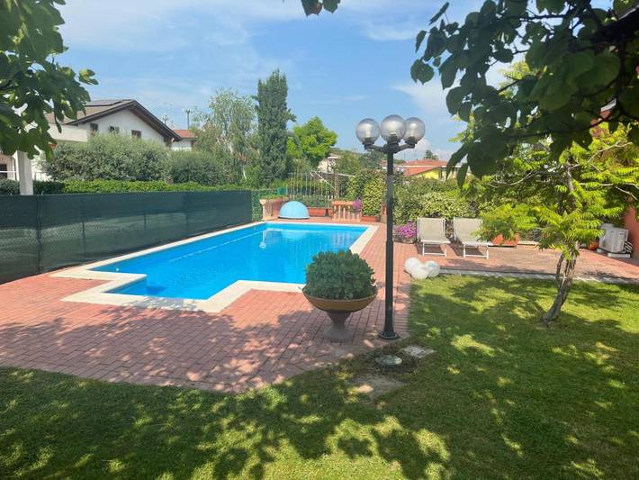 B&b per 6 persone, con panorama e giardino nonché balcone e piscina in Castelnuovo del Garda
