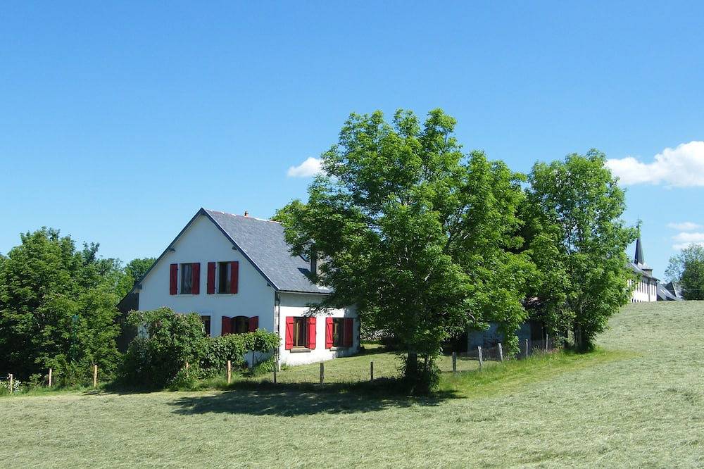 Bright, detached house in Saint-Donat, Volcans d'Auvergne Regional Nature Park
