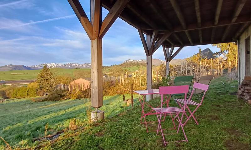 Gîte pour 2 personnes, avec Terrasse ainsi que Jardin et Vue à Murol
