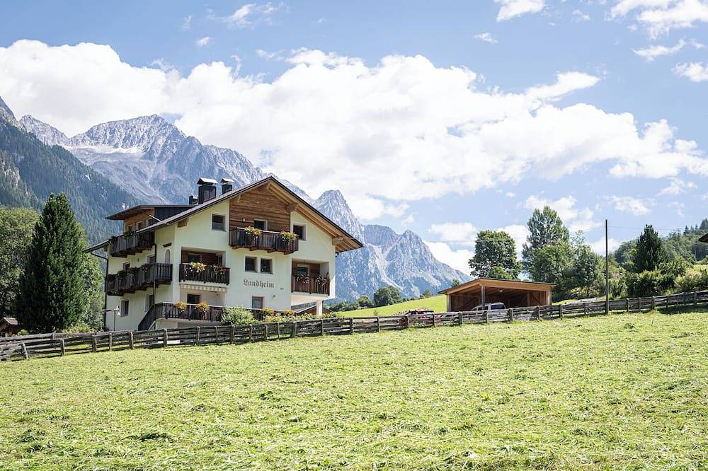 Ganze Wohnung, Haus Landheim Apart. Bergblick mit separatem Schlafzimmer und Wasserfallblick! in Antholz, Rasen-Antholz