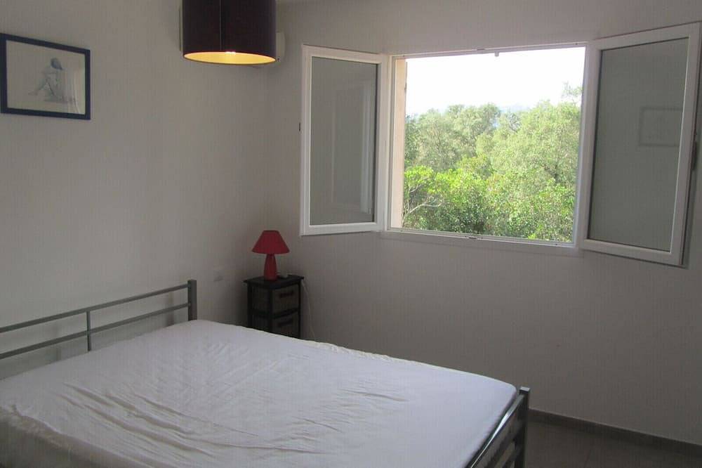 Villa nueva a 4 km de las playas de pinarello, 3 dormitorios, patio in Sainte-Lucie de Porto-Vecchio, Zonza
