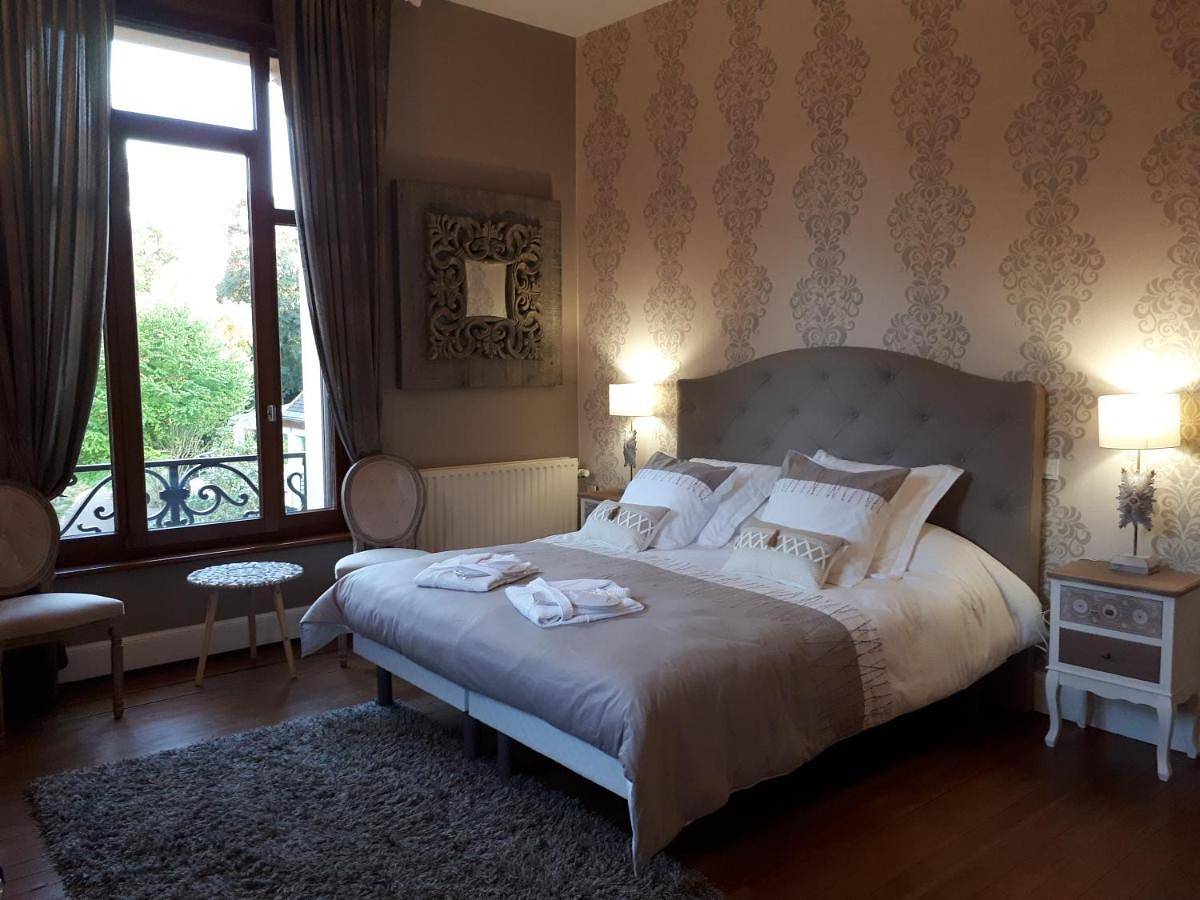 Superior King Room in Caudry, Département Nord