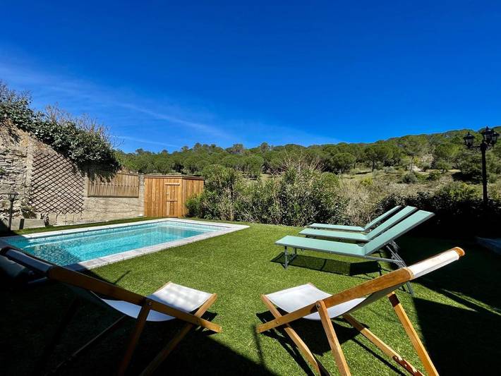 Location de vacances pour 8 personnes, avec piscine ainsi que vue et jardin à Aragon - 2