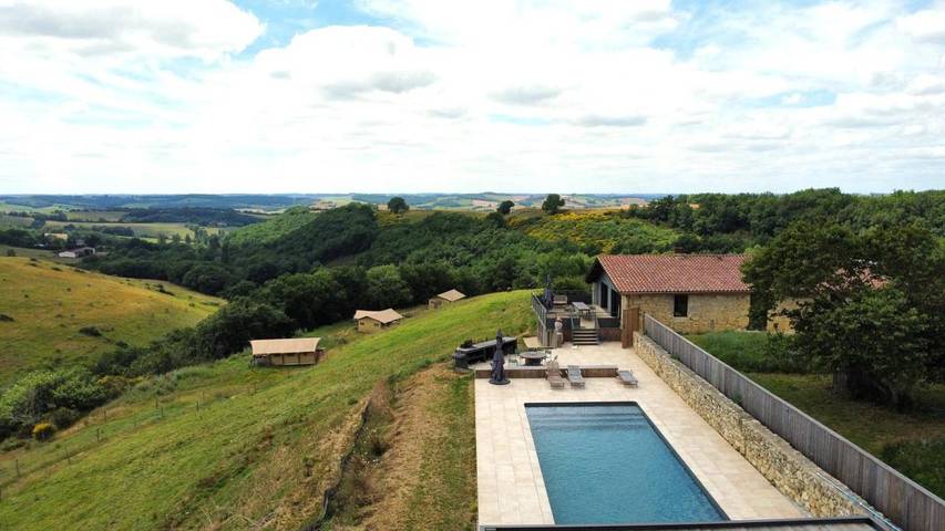 Location de vacances pour 6 personnes, avec vue ainsi que terrasse et piscine à Biran