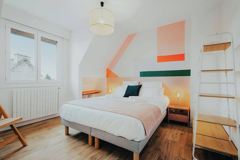 Beautiful house for 12 with large garden near Dinard, St-Malo, pets allowed in Pleurtuit, Saint-Malo region