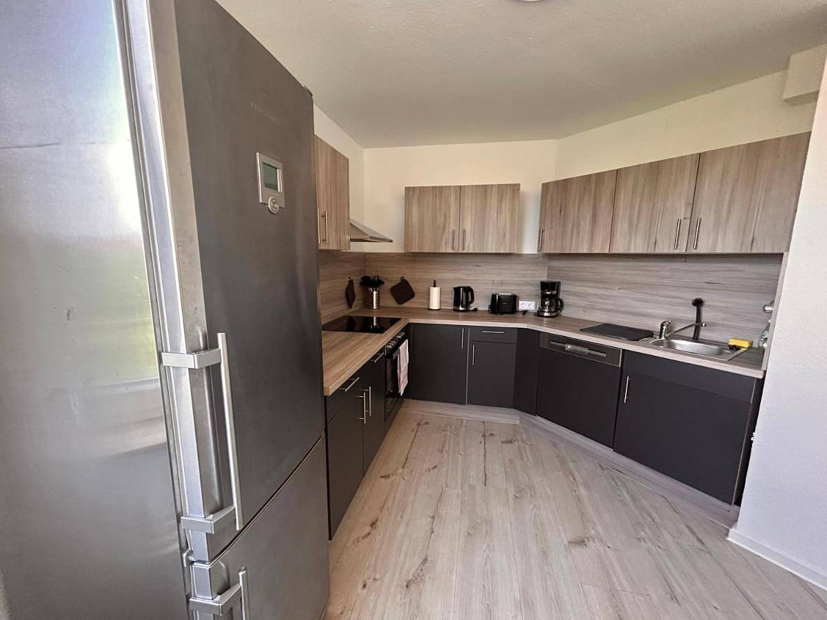 Appartement entier, Bookandstay24 com Dietzenbach 2 Zimmerwohnung mit Balkon, Küche und Parkplatz in Dietzenbach, Arrondissement d'Offenbach