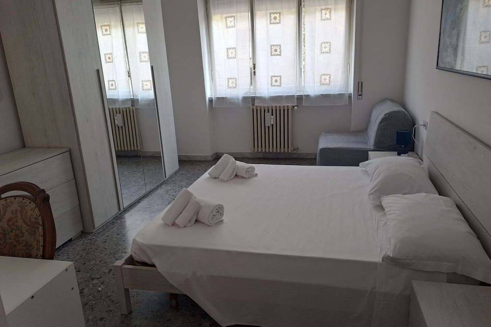 Double room up to 3 beds, central and close to the sea in Rome in Ostie, Rome