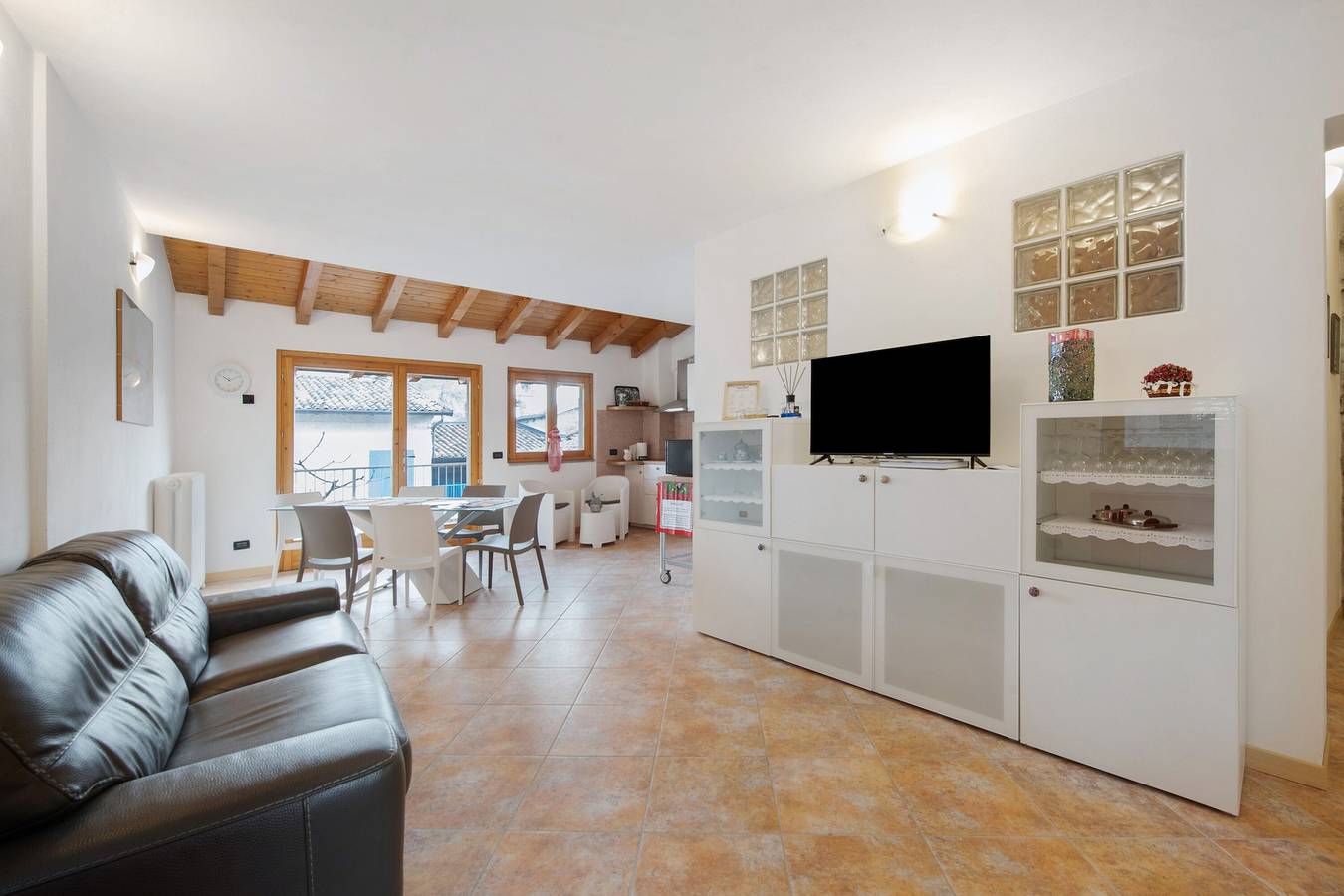 Entire apartment, Holiday Apartment "Gelsomino" with Balcony & Wi-Fi in Esmate (Solto Collina), Comune di Solto Collina