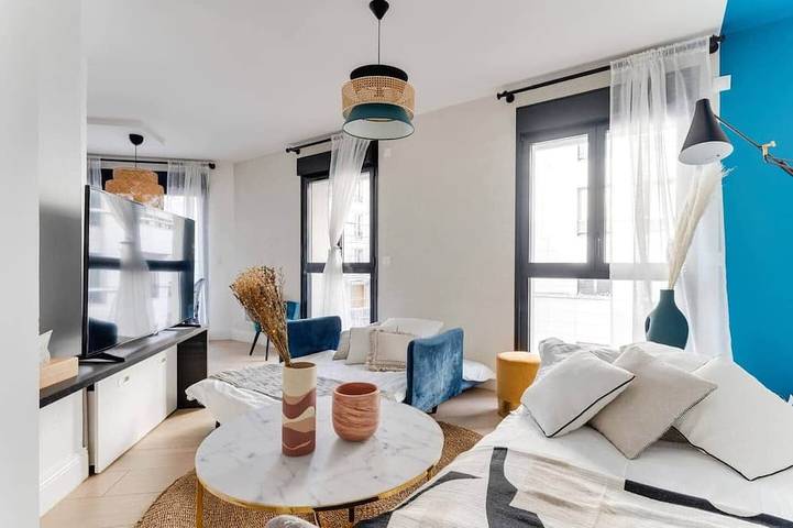 Entire apartment, Palais des Congrès 4 beds adapted for reduced mobility in Levallois-Perret, Hauts-de-Seine