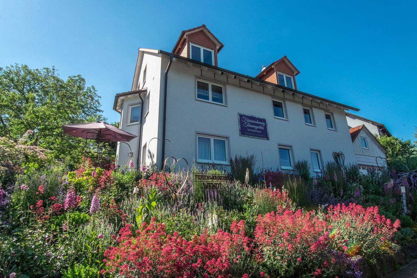 Entire apartment, Apartment 'Ferienwohung Traumgarten' with Private Terrace, Private Garden and Wi-Fi in Estenfeld, Franconian Wine Country