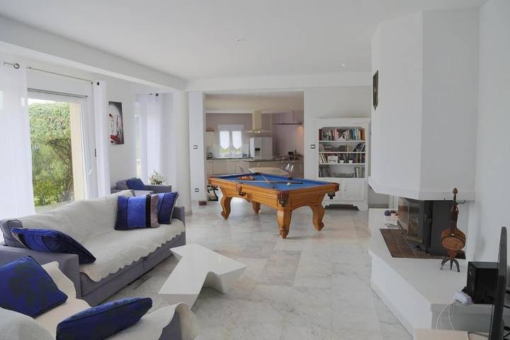 Location de vacances pour 8 personnes, avec piscine ainsi que vue et jardin, animaux acceptés à Connaux - 4